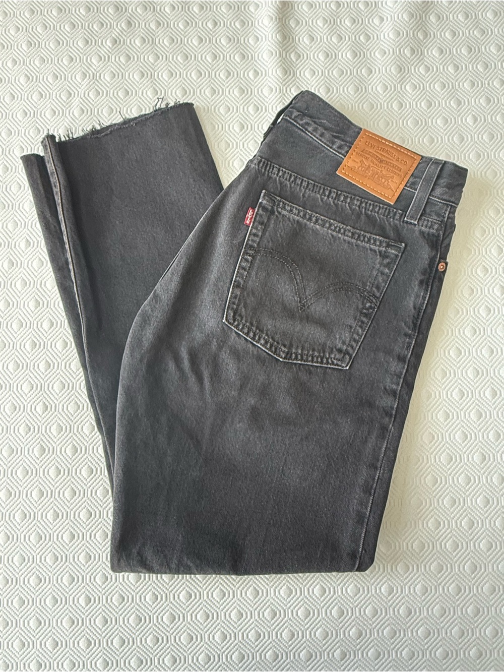 Levi’s Wedgie Straight Jeans Women’s Size 30x28 Black Distressed Raw Hem Black